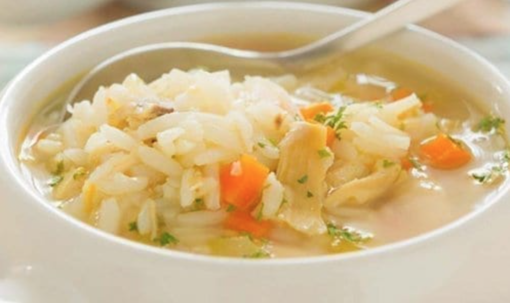 Ensalada de pimientos asados atún y huevo con sopa de arroz, patatas y pollo